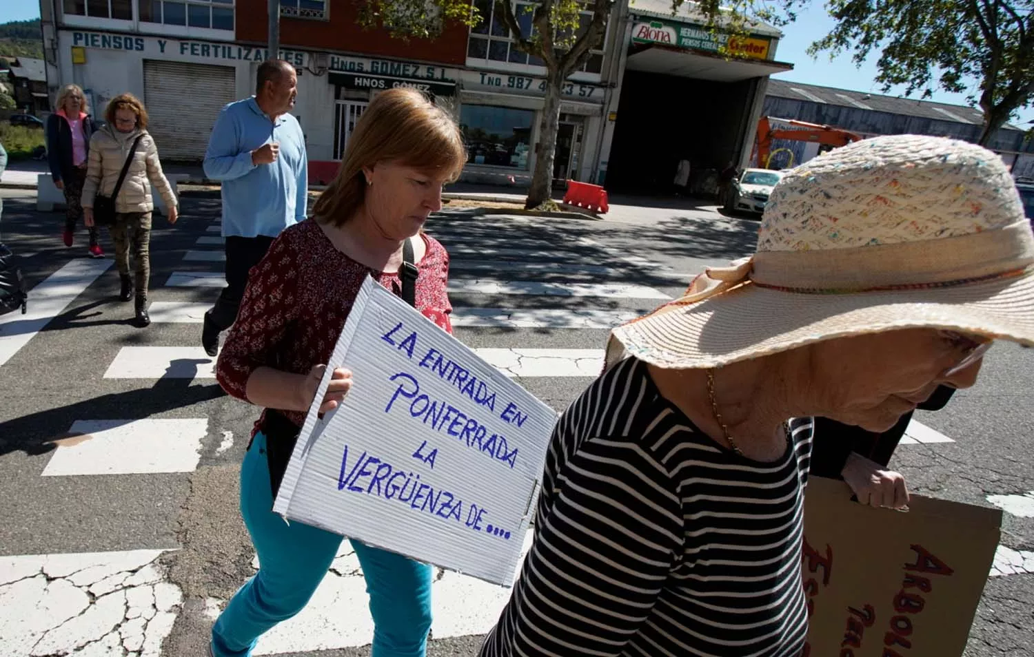 Los vecinos de la pedanía ponferradina de Columbrianos, cortan la avenida de Asturias en protesta por las obras que se están llevando a cabo en las aceras del barrio (3)