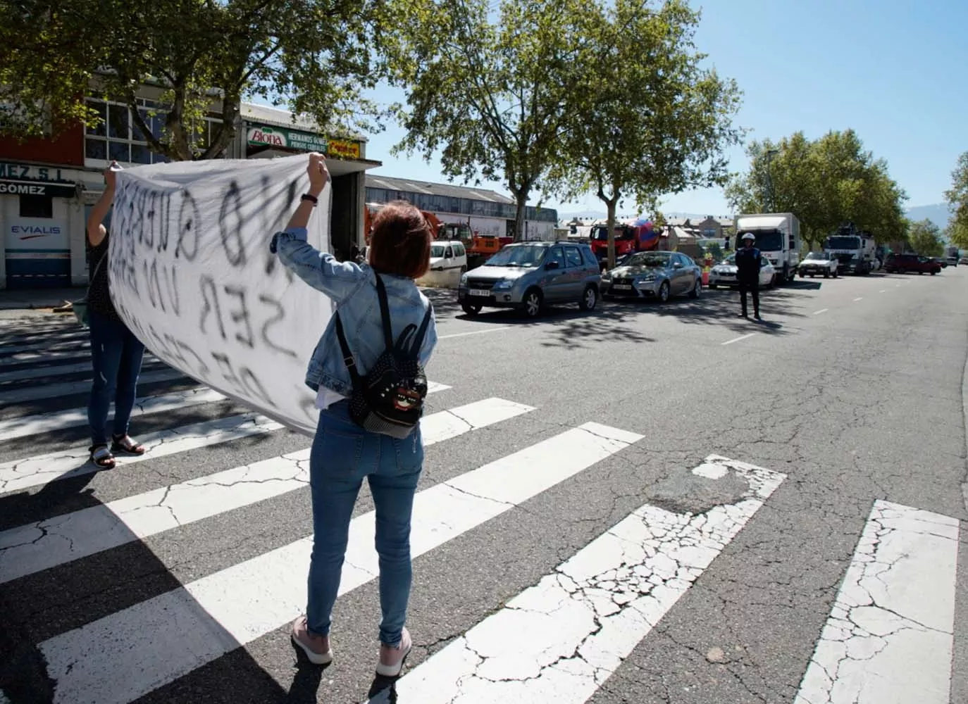 Los vecinos de la pedanía ponferradina de Columbrianos, cortan la avenida de Asturias en protesta por las obras que se están llevando a cabo en las aceras del barrio (2)