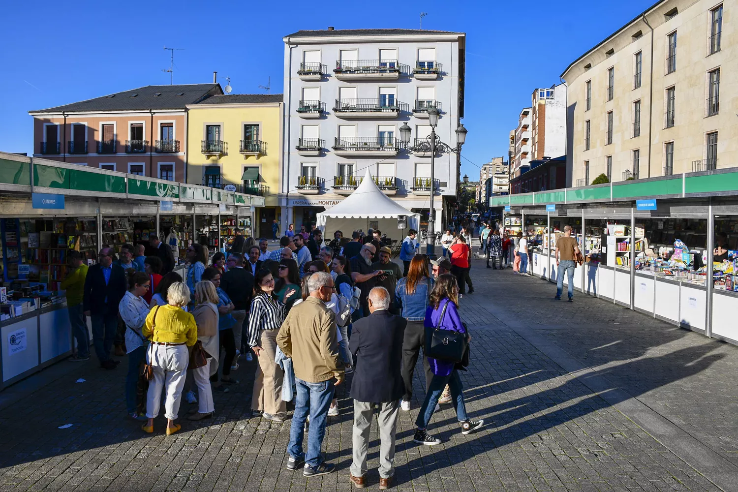 Feria del libro de Ponferrada que coincide con la celebración del Día de Castilla y León