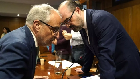 César Sánchez, ICAL. Pleno extraordinario del Ayuntamiento de Ponferrada para debatir las alegaciones presentadas al presupuesto de 2024 y proceder a su aprobación definitiva. Olegario Ramón y Marco Morala en la foto