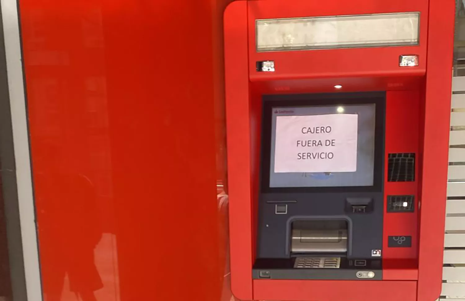 Os moradores de Flores del Sil bloquearam a Avenida Portugal apesar do inevitável fechamento da agência do Banco Santander