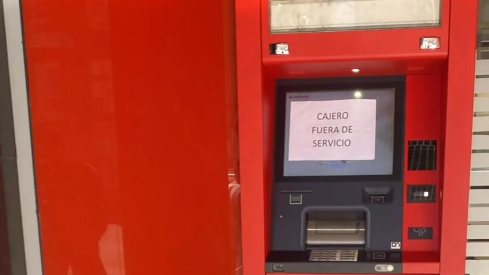 Sucursal del Banco Santander en Flores del Sil tras el cierre este mismo viernes