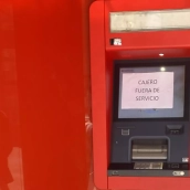 Sucursal del Banco Santander en Flores del Sil tras el cierre este mismo viernes