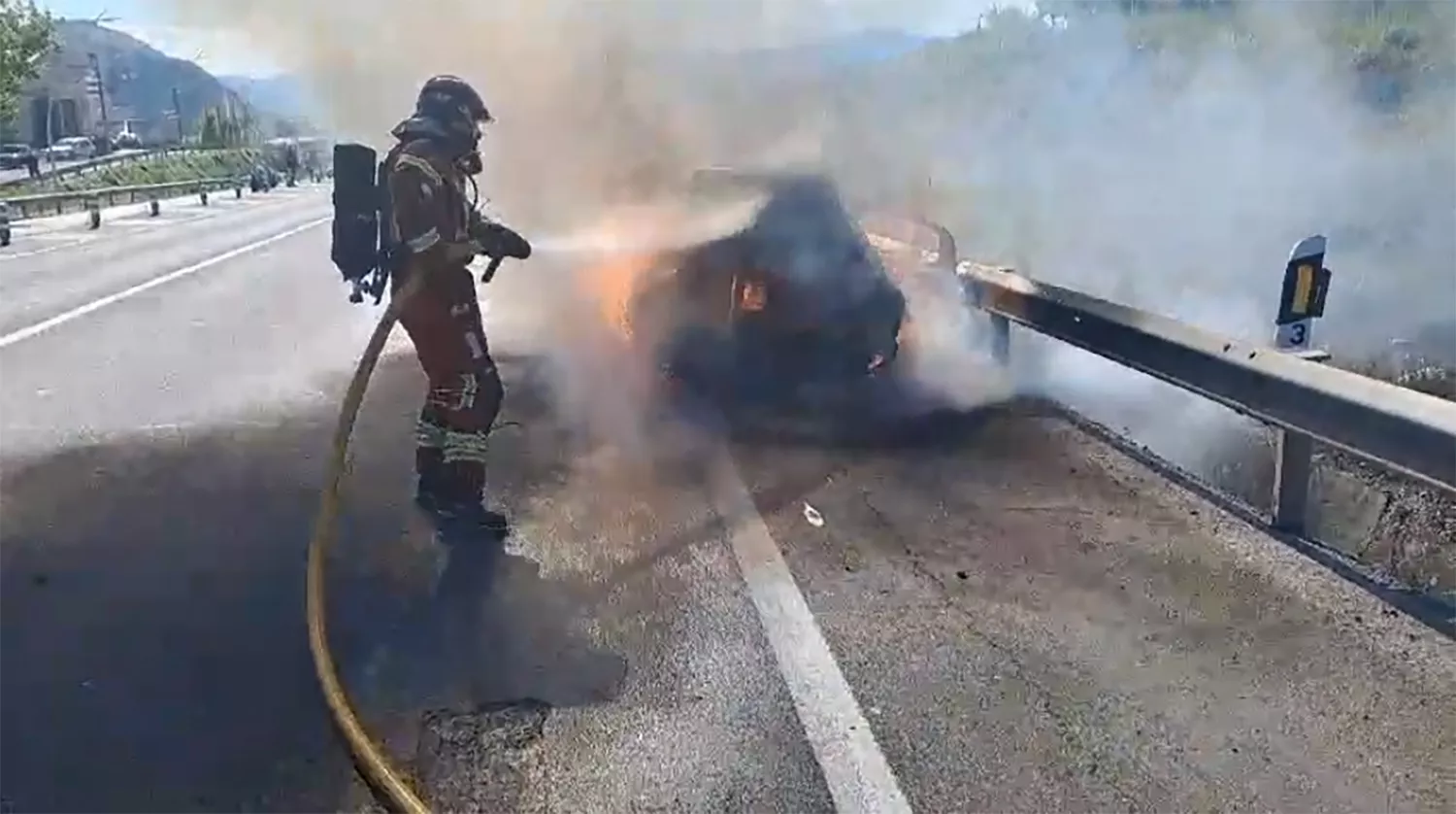 Incendio de un coche en Montearenas