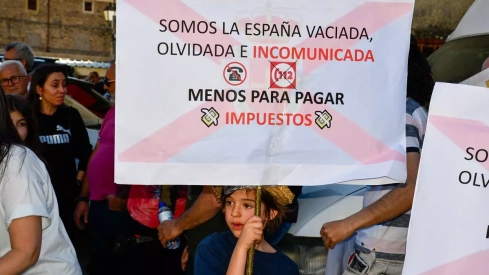 Manifestación en La Somoza por unas comunicaciones "dignas" | Denuncian la "situación de desamparo" en San Pedro de Paradela por la falta de teléfono fijo