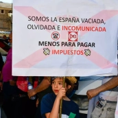 Manifestación en La Somoza por unas comunicaciones "dignas" | Denuncian la "situación de desamparo" en San Pedro de Paradela por la falta de teléfono fijo