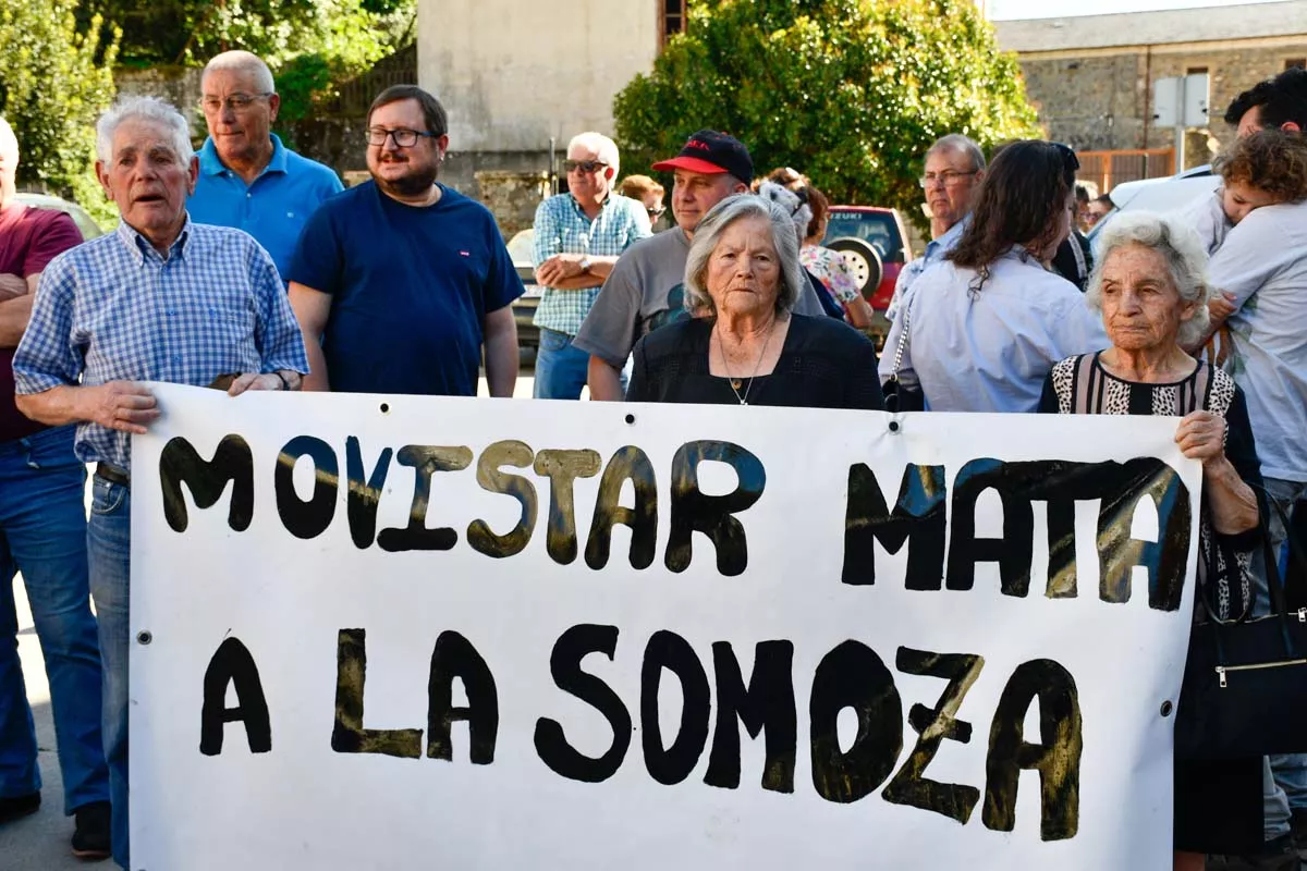 La presión de las manifestaciones de La Somoza detiene el desmantelamiento de las líneas de cobre y el satélite se postula como alternativa
