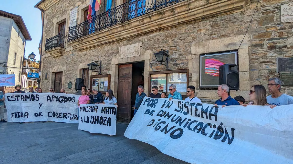 Manifestación en La Somoza por unas comunicaciones "dignas" 