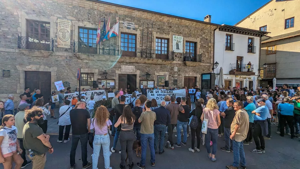 Manifestación en La Somoza por unas comunicaciones "dignas" 