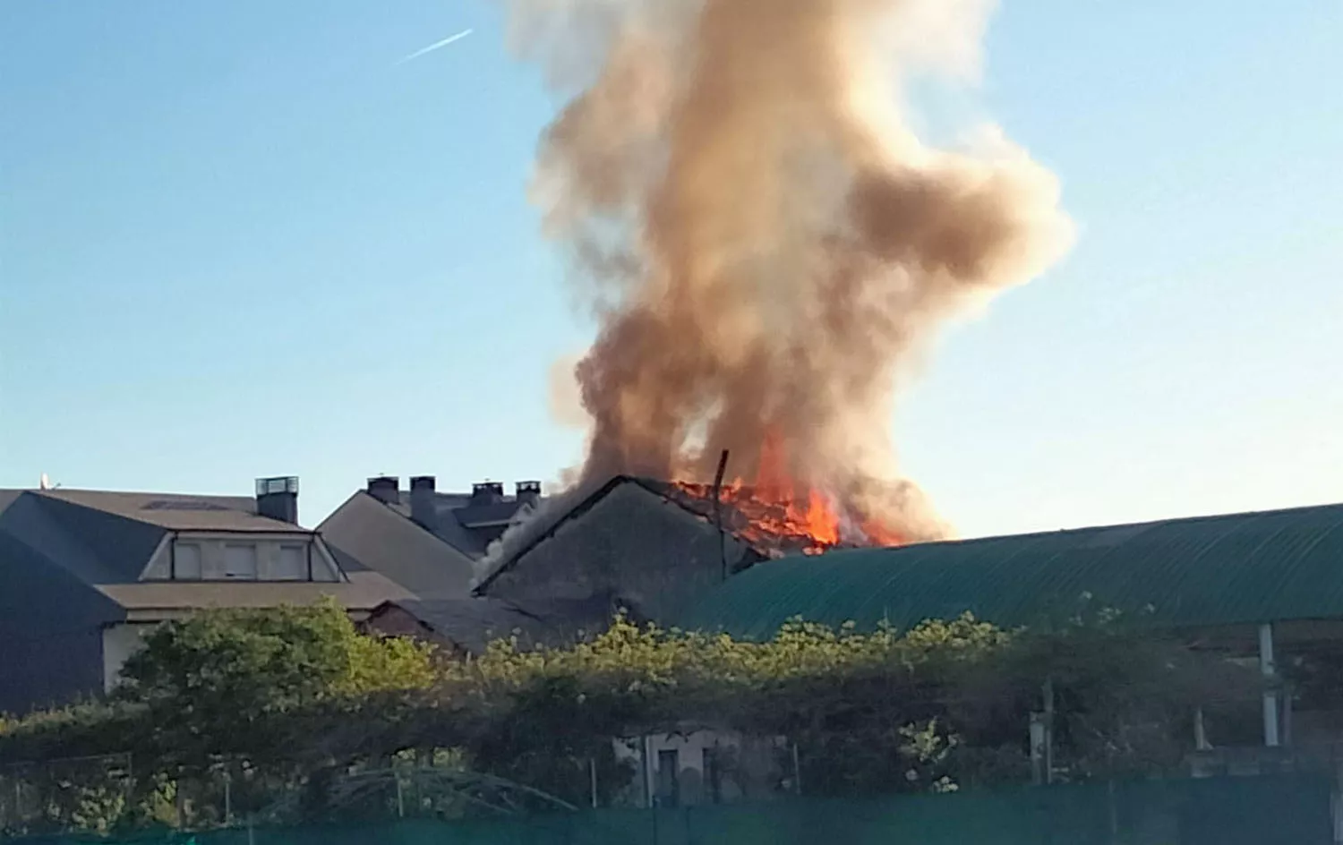Incendio en una casa abandonada de Fuentesnuevas | Foto: Cedida a InfoBierzo