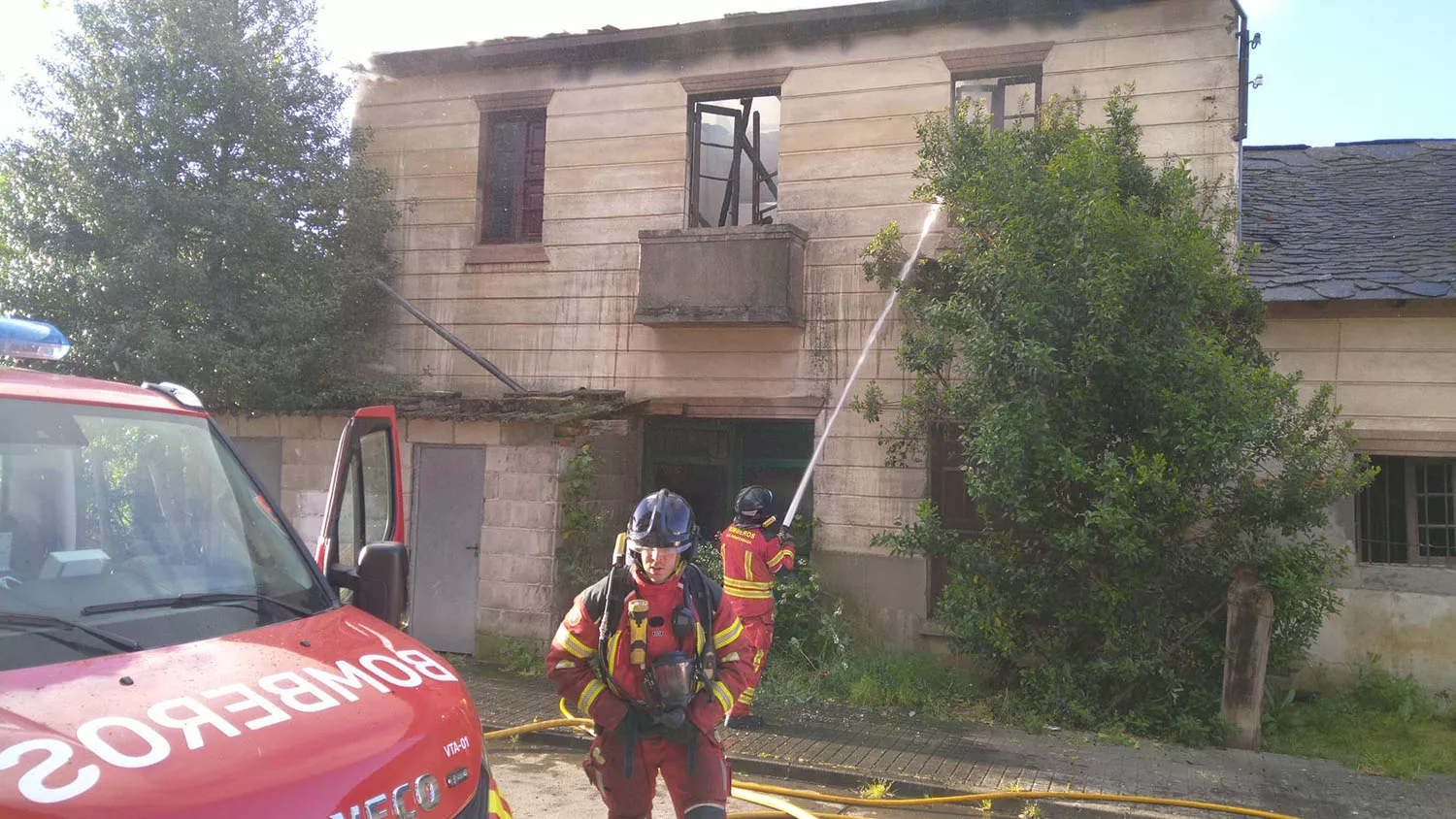 Los bomberos de Ponferrada sofocan el incendio de la vivienda abandonada en Fuentesnuevas (Ponferrada)