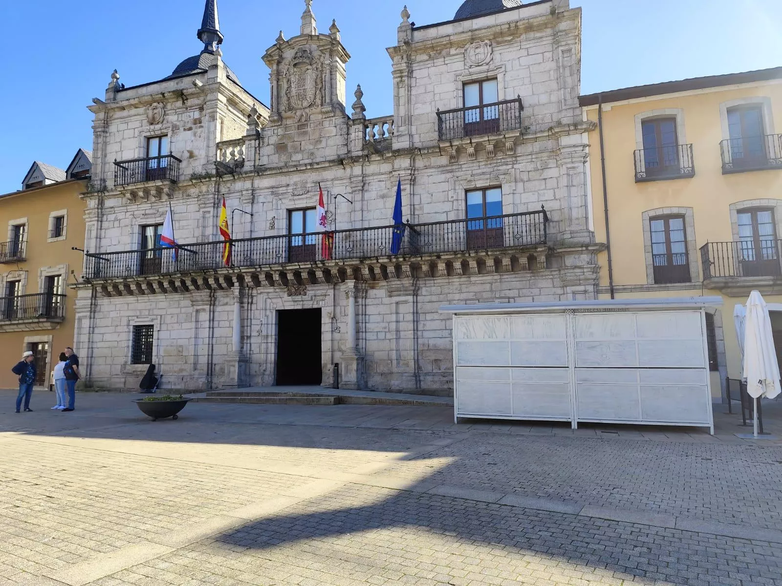 Casetas instaladas en la Plaza del Ayuntamiento para celebrar la Feria Gastronómica del Día de Castilla y León