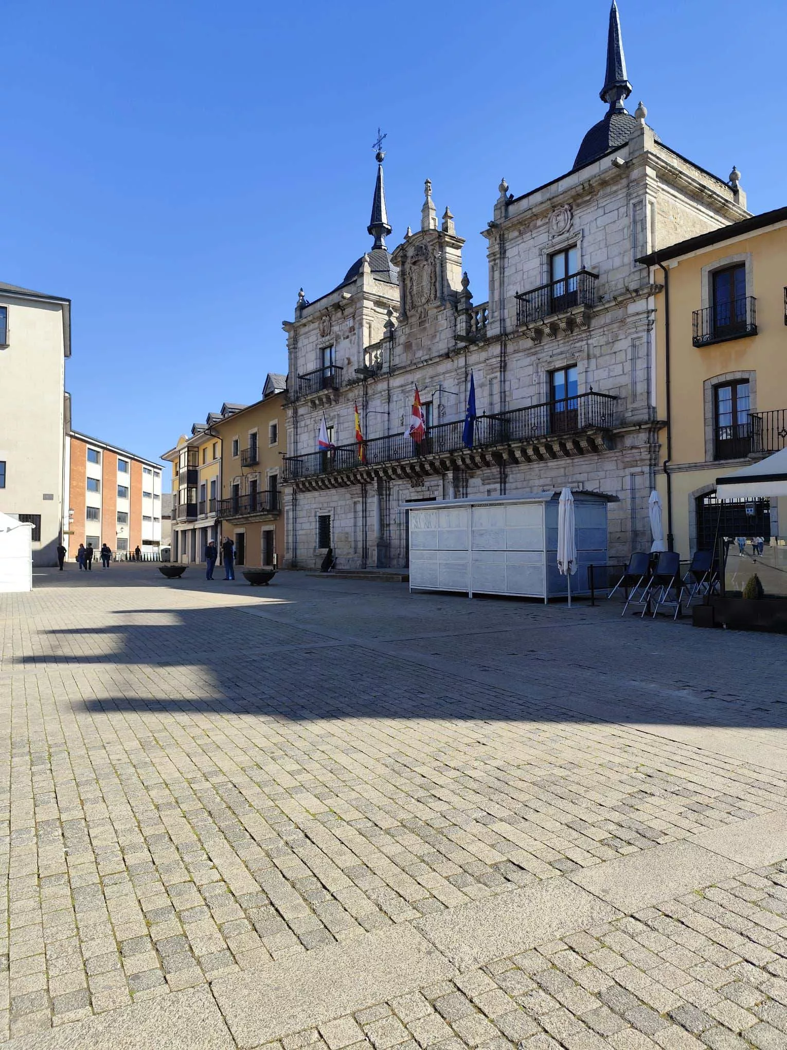Casetas instaladas en la Plaza del Ayuntamiento para celebrar la Feria Gastronómica del Día de Castilla y León.