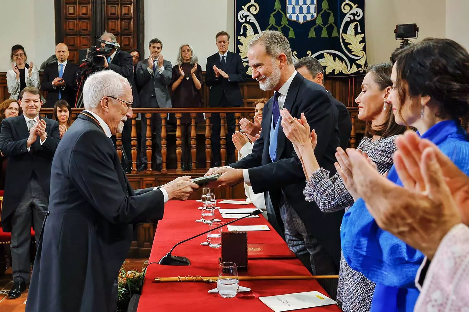 Casa Real, ICAL. Los reyes entregan el Premio de Literatura en Lengua Castellana ‘Miguel de Cervantes’ 2023 al escritor Luis Mateo Díez