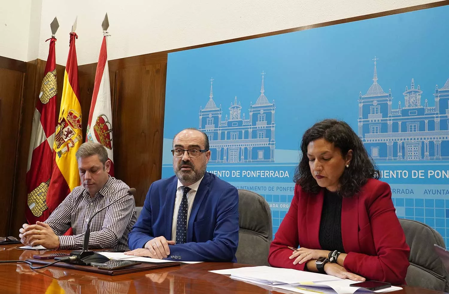 El alcalde Ponferrada, Marco Morala (C), y los tenientes de alcalde de Ponferrada, Lidia Coca e Iván Alonso (I) sobre la sentencia del Mundial de Ciclismo 2014