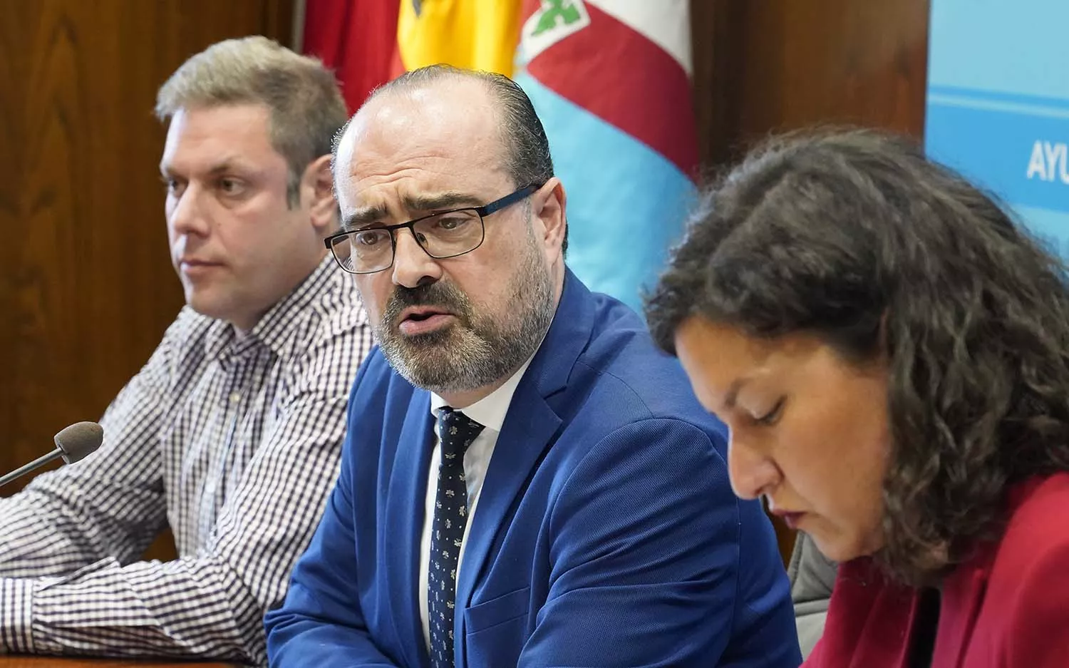 El alcalde Ponferrada, Marco Morala (C), y los tenientes de alcalde de Ponferrada, Lidia Coca e Iván Alonso (I), durante su comparecencia sobre la Zona de Bajas Emisiones.