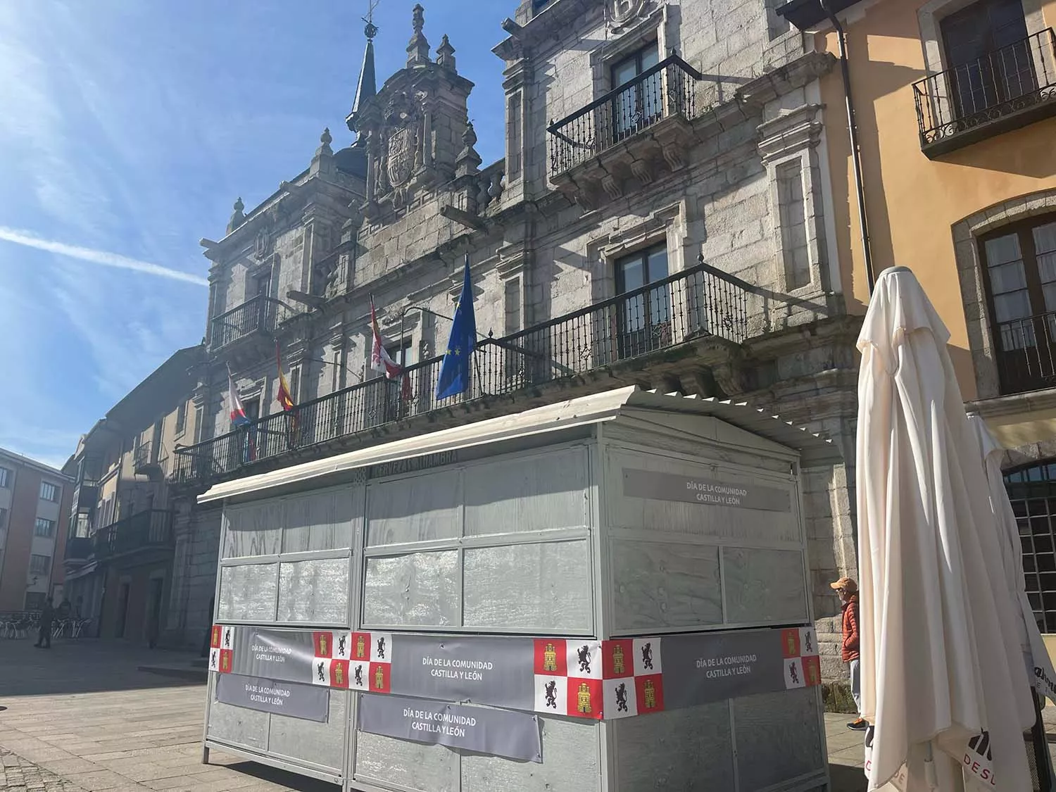 Casetas instaladas en la Plaza del Ayuntamiento para celebrar la Feria Gastronómica del Día de Castilla y León 1