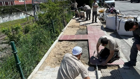 Imagen de archivo de los alumnos del programa de formación y empleo 'Ponsferrata' pavimentan la calle Ramón González Alegre