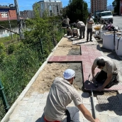 Imagen de archivo de los alumnos del programa de formación y empleo 'Ponsferrata' pavimentan la calle Ramón González Alegre
