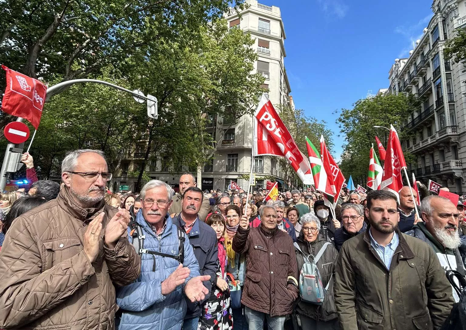 El PSOE del Bierzo viaja a Madrid para apoyar a Pedro Sánchez .