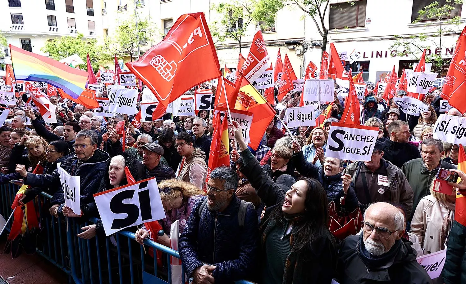 Juan Lázaro, ICAL. Simpatizantes socialistas se concentran a las puertas de la sede socialista durante la reunión del Comité Federal Juan Lázaro, ICAL. Simpatizantes socialistas se concentran a las puertas de la sede socialista durante la reunión del Comité Federal