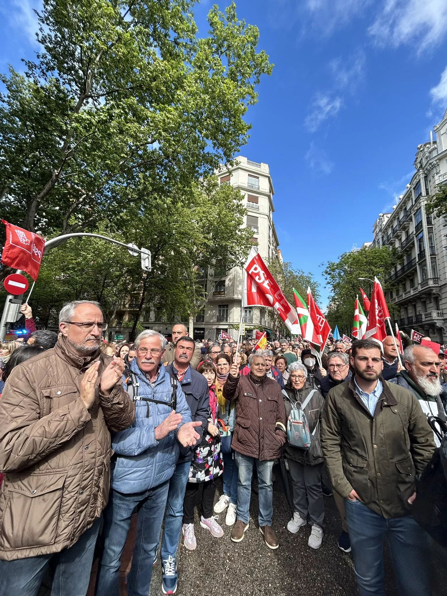 El PSOE del Bierzo viaja a Madrid para apoyar a Pedro Sánchez (4)