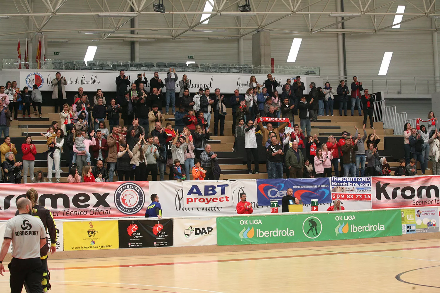 Bembibre Hockey Club deja la permanencia casi hecha al derrotar al Igualada.