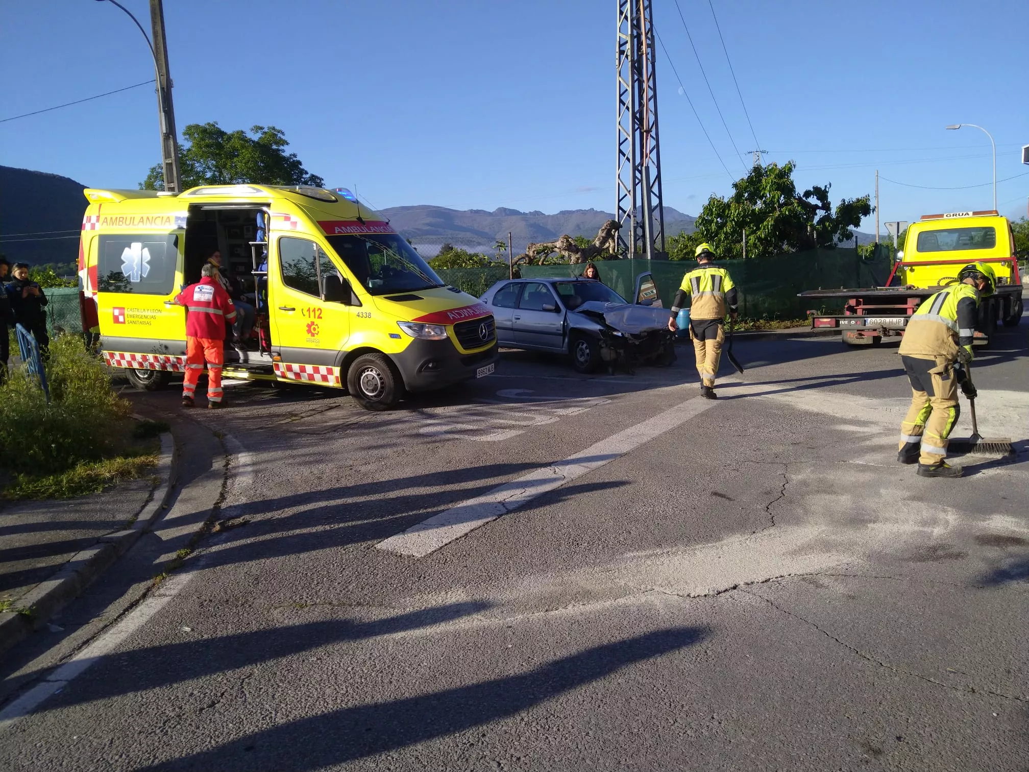 Dos trasladados al Hospital del Bierzo tras una colisión frontal entre dos coches en La Placa (Ponferrada)
