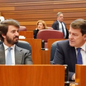 Miriam Chacón, ICAL. El presidente de la Junta de Castilla y León, Alfonso Fernández Mañueco, junto al vicepresidente de la Junta, Juan García Gallardo, en el Pleno de las Cortes