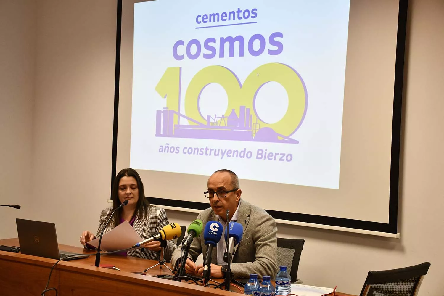 El director de la fábrica de cementos Cosmos de Toral de los Vados, Javier Santaolalla, junto a la responsable de RSC, Vetania López, durante su comparecencia para informar sobre la celebración del centenario de la planta.