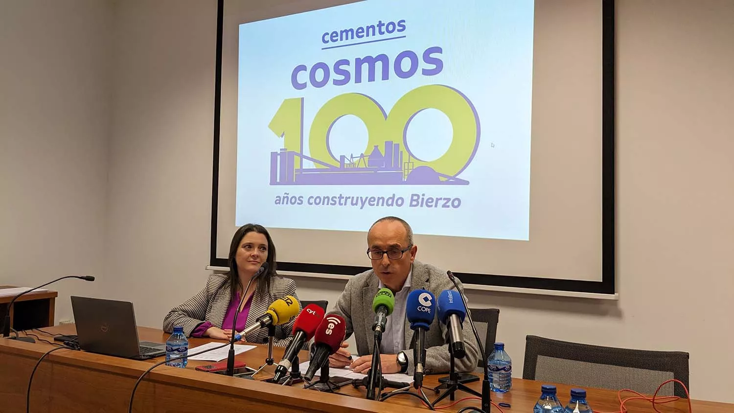 El director de la fábrica de cementos Cosmos de Toral de los Vados, Javier Santaolalla, junto a la responsable de RSC, Vetania López, durante su comparecencia para informar sobre la celebración del centenario de la planta 1 El director de la fábrica de cementos Cosmos de Toral de los Vados, Javier Santaolalla, junto a la responsable de RSC, Vetania López, durante su comparecencia para informar sobre la celebración del centenario de la planta 1