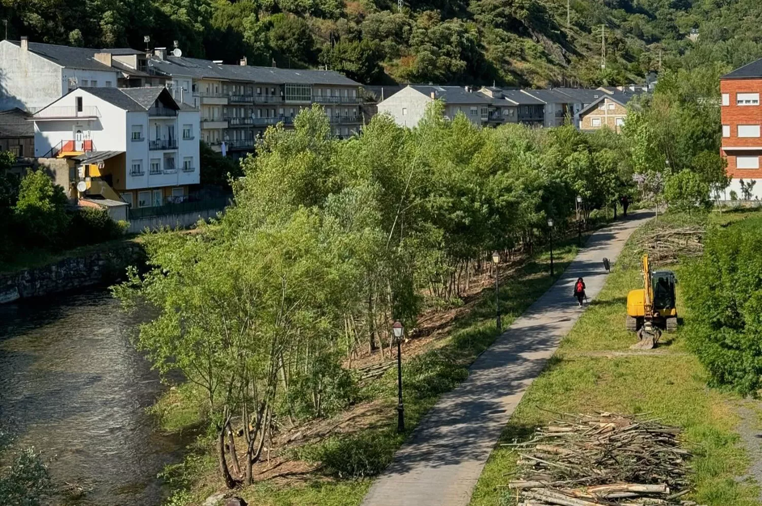 Villafranca del Bierzo inicia los trabajos de limpieza de las márgenes del río Burbia