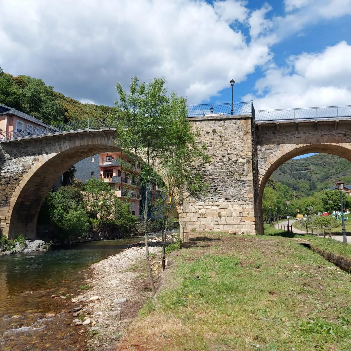 Villafranca del Bierzo inicia los trabajos de limpieza de las márgenes del río Burbia (3)