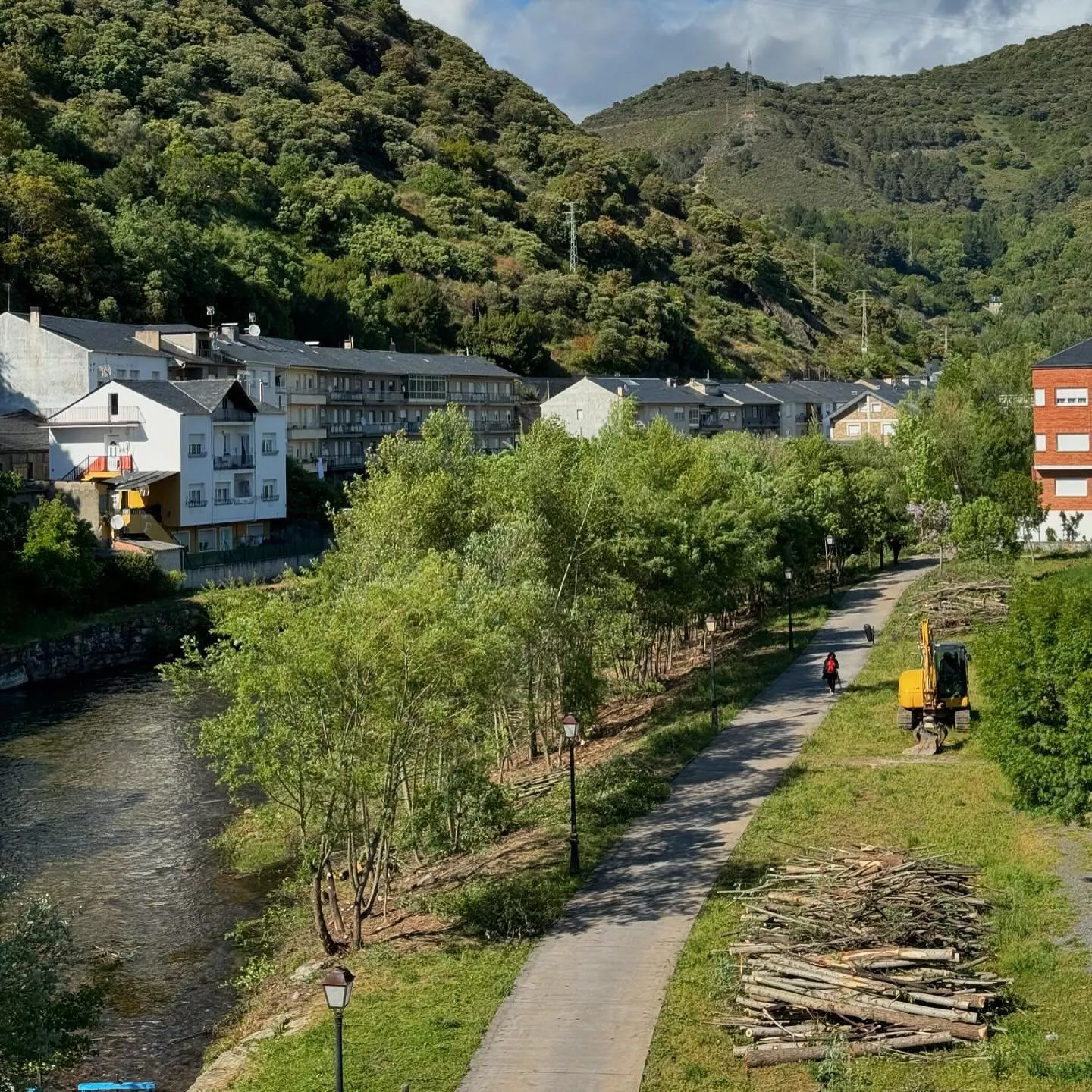Villafranca del Bierzo inicia los trabajos de limpieza de las márgenes del río Burbia (1)