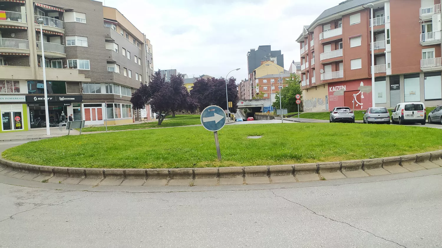 Trasladados al Hospital del Bierzo tras impactar su vehículo contra una rotonda en el barrio de La Estación en Ponferrada