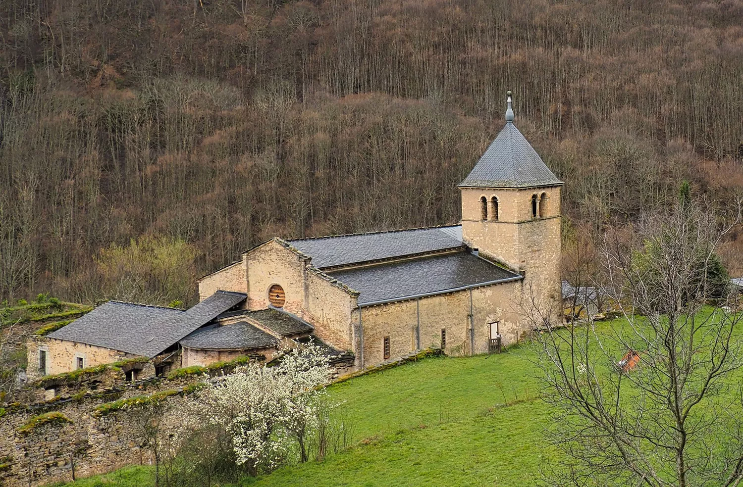 La cuenta de Twitter ‘Románico en España’ resalta el "antiquísimo" Monasterio de San Pedro de Montes de Valdueza