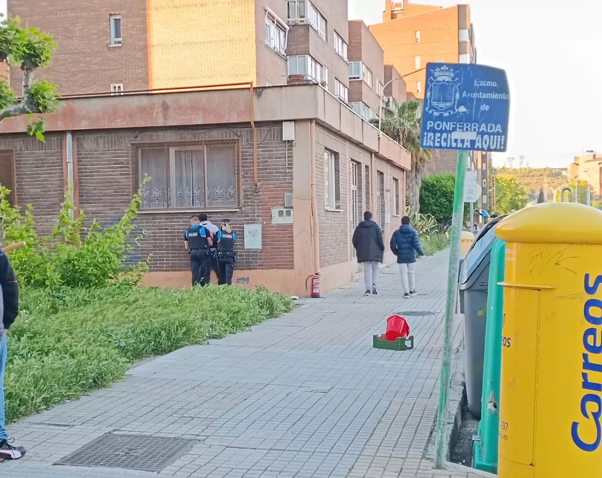 Detenido 'in fraganti' prendiendo fuego a un contenedor en la Avenida de la Libertad de Ponferrada