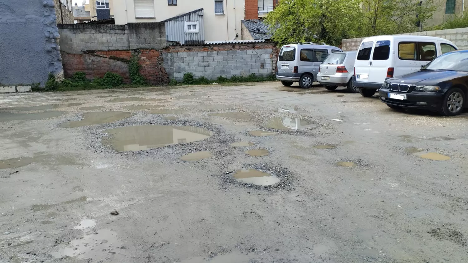 X Bembibre denuncia un “deplorable” mantenimiento del aparcamiento de uso público de la calle Cervantes