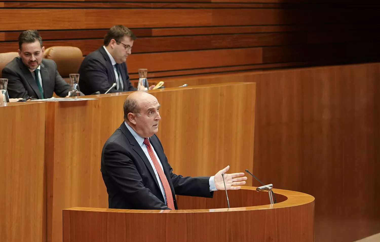 El Procurador del Común, Tomás Quintana durante su intervención en el Pleno de las Cortes