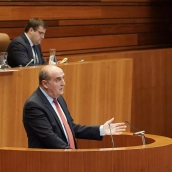 El Procurador del Común, Tomás Quintana durante su intervención en el Pleno de las Cortes
