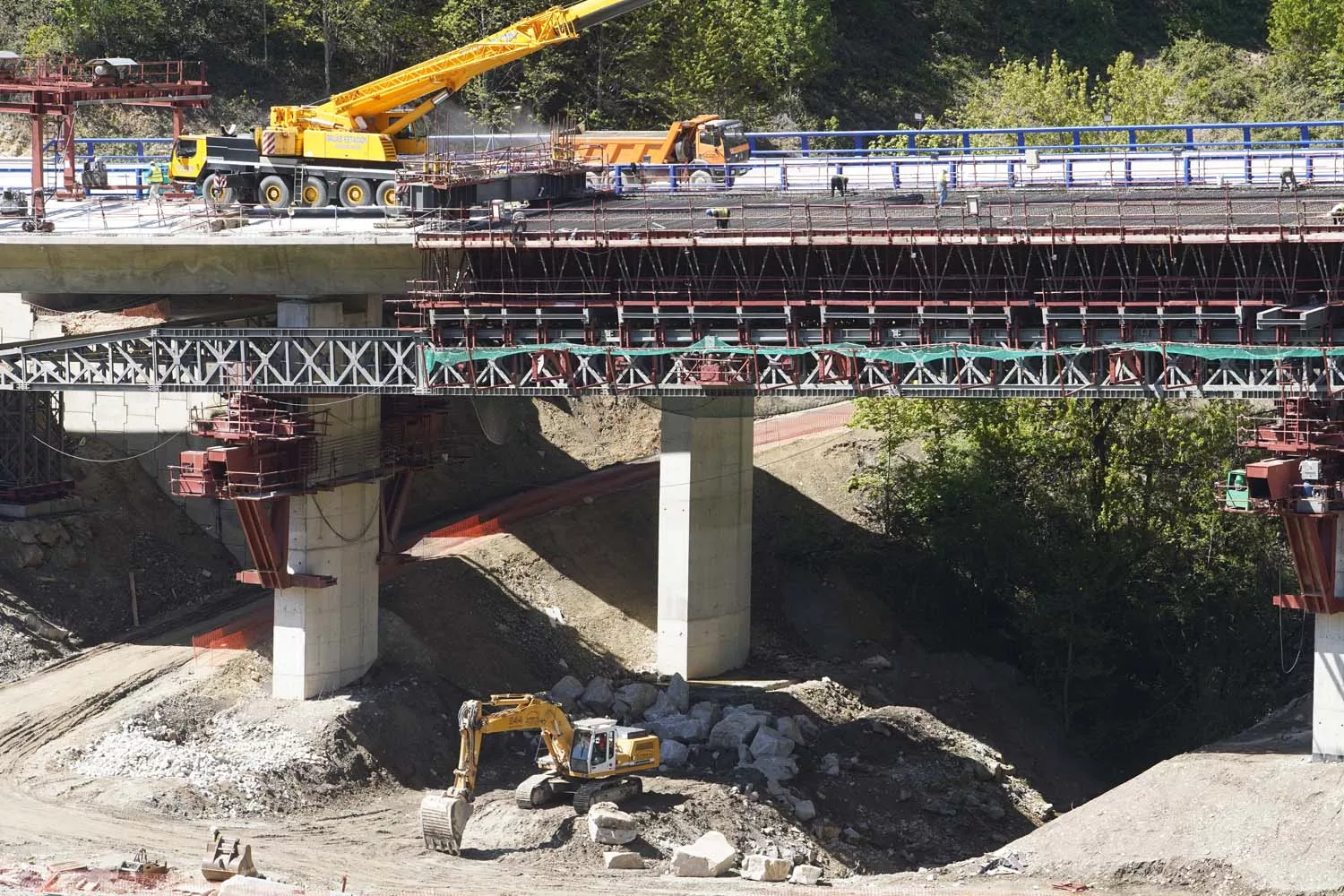 Obras de reconstrucción del viaducto O Castro, de la autovía A 6 en sentido A Coruña 