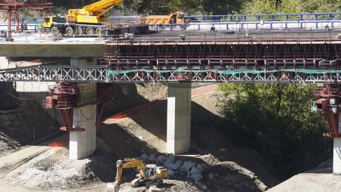 Obras de reconstrucción del viaducto O Castro, de la autovía A 6 en sentido A Coruña 