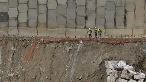 Obras de reconstrucción del viaducto O Castro, de la autovía A 6 en sentido A Coruña 