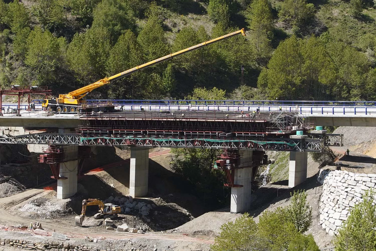 Obras de reconstrucción del viaducto O Castro, de la autovía A 6 en sentido A Coruña