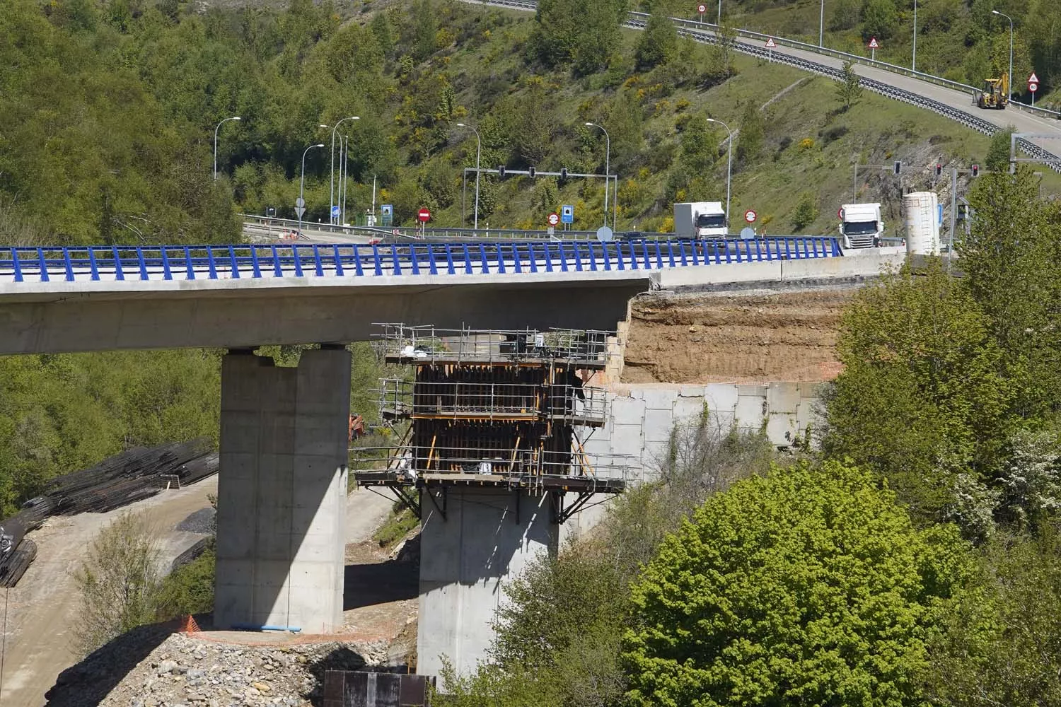 Obras de reconstrucción del viaducto O Castro, de la autovía A 6 en sentido A Coruña 