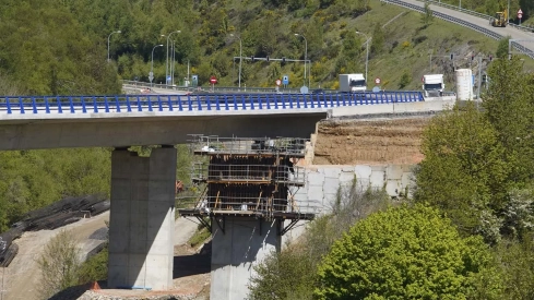 Obras de reconstrucción del viaducto O Castro, de la autovía A 6 en sentido A Coruña 