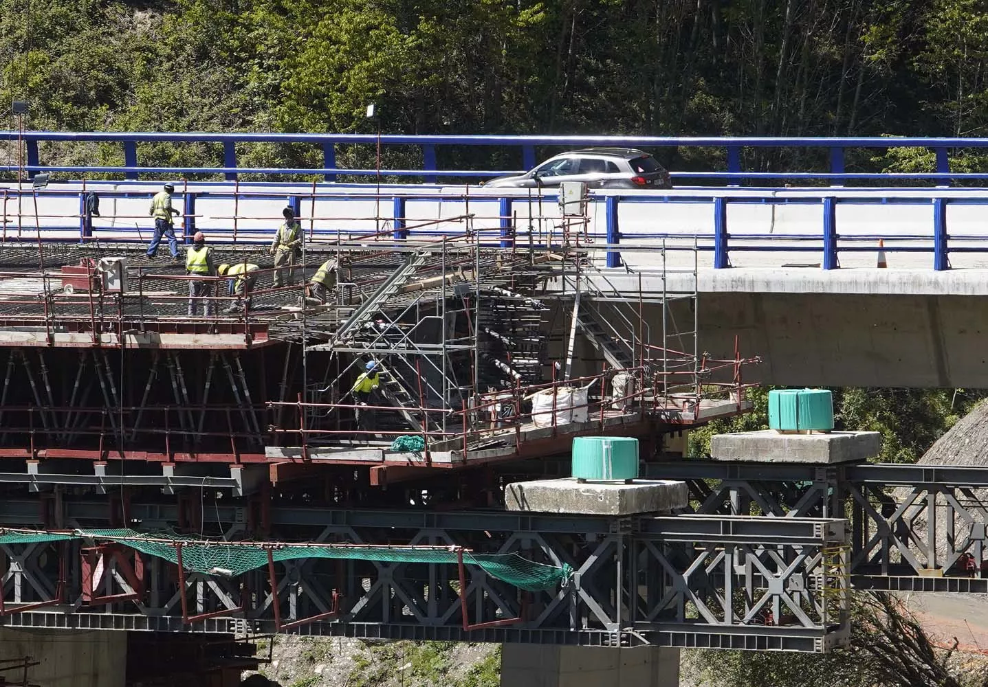 Obras de reconstrucción del viaducto O Castro, de la autovía A 6 en sentido A Coruña 