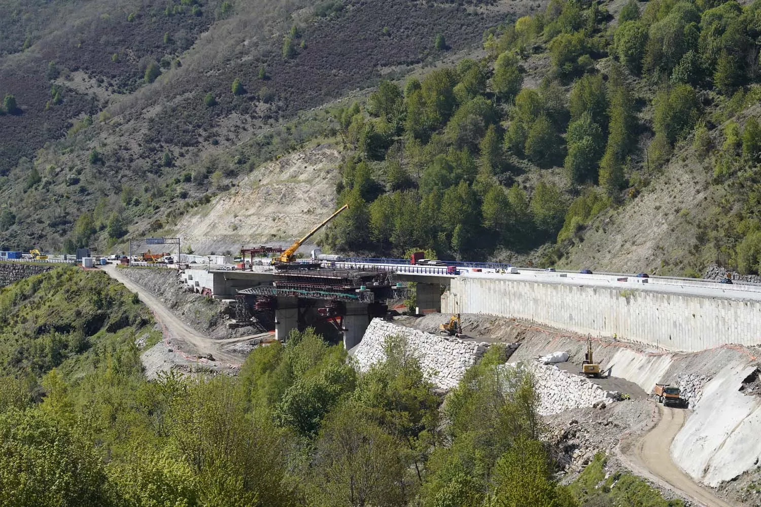 Obras de reconstrucción del viaducto O Castro, de la autovía A 6 en sentido A Coruña 