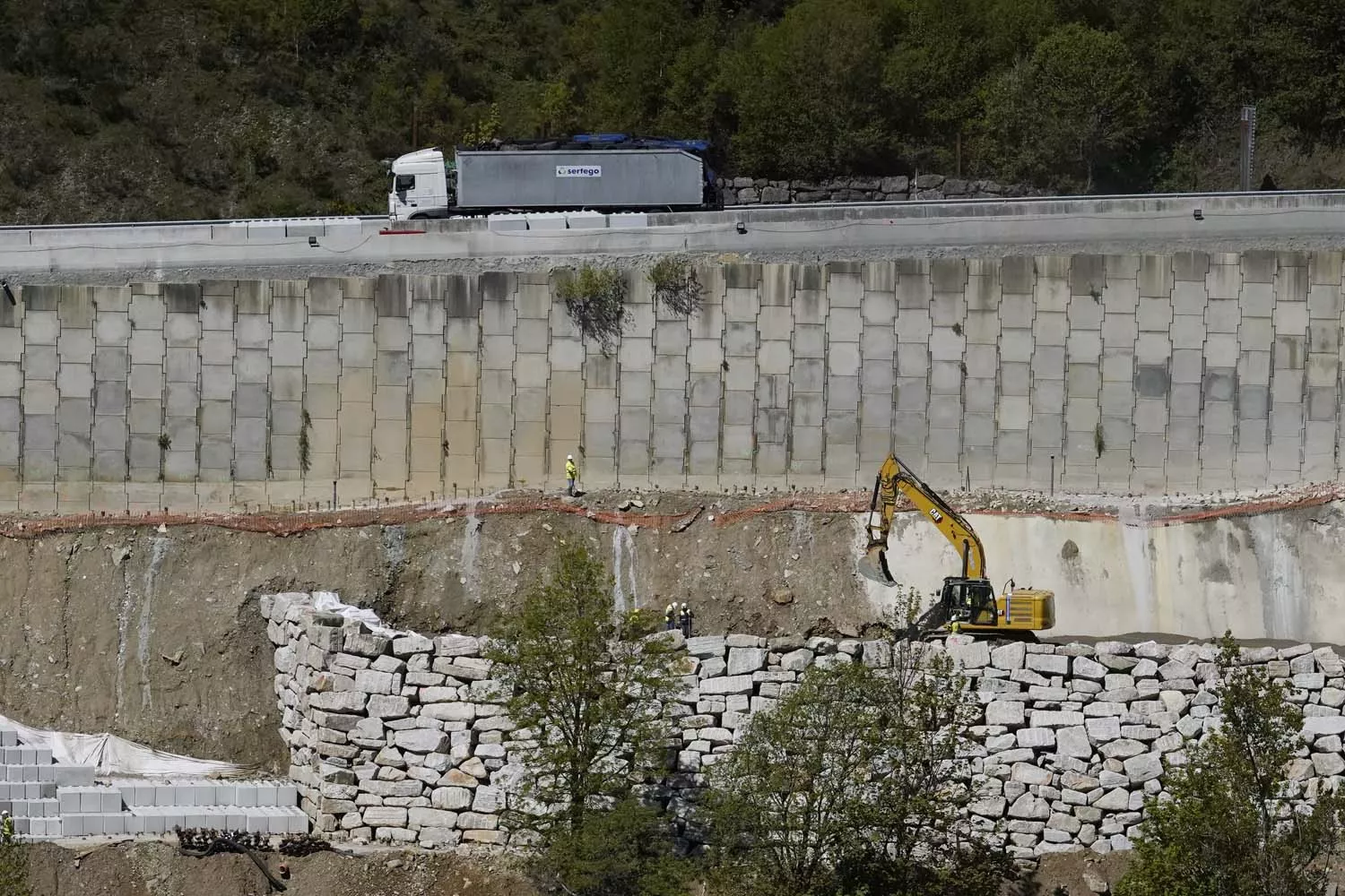 Obras de reconstrucción del viaducto O Castro, de la autovía A 6 en sentido A Coruña 