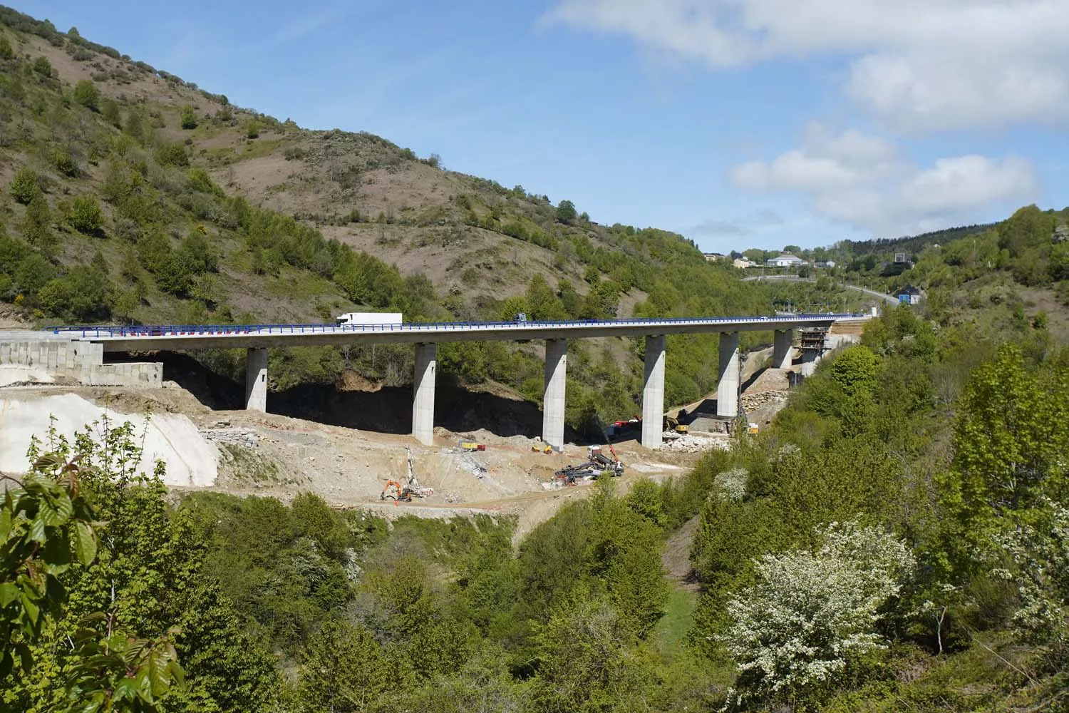 Obras de reconstrucción del viaducto O Castro, de la autovía A 6 en sentido A Coruña 